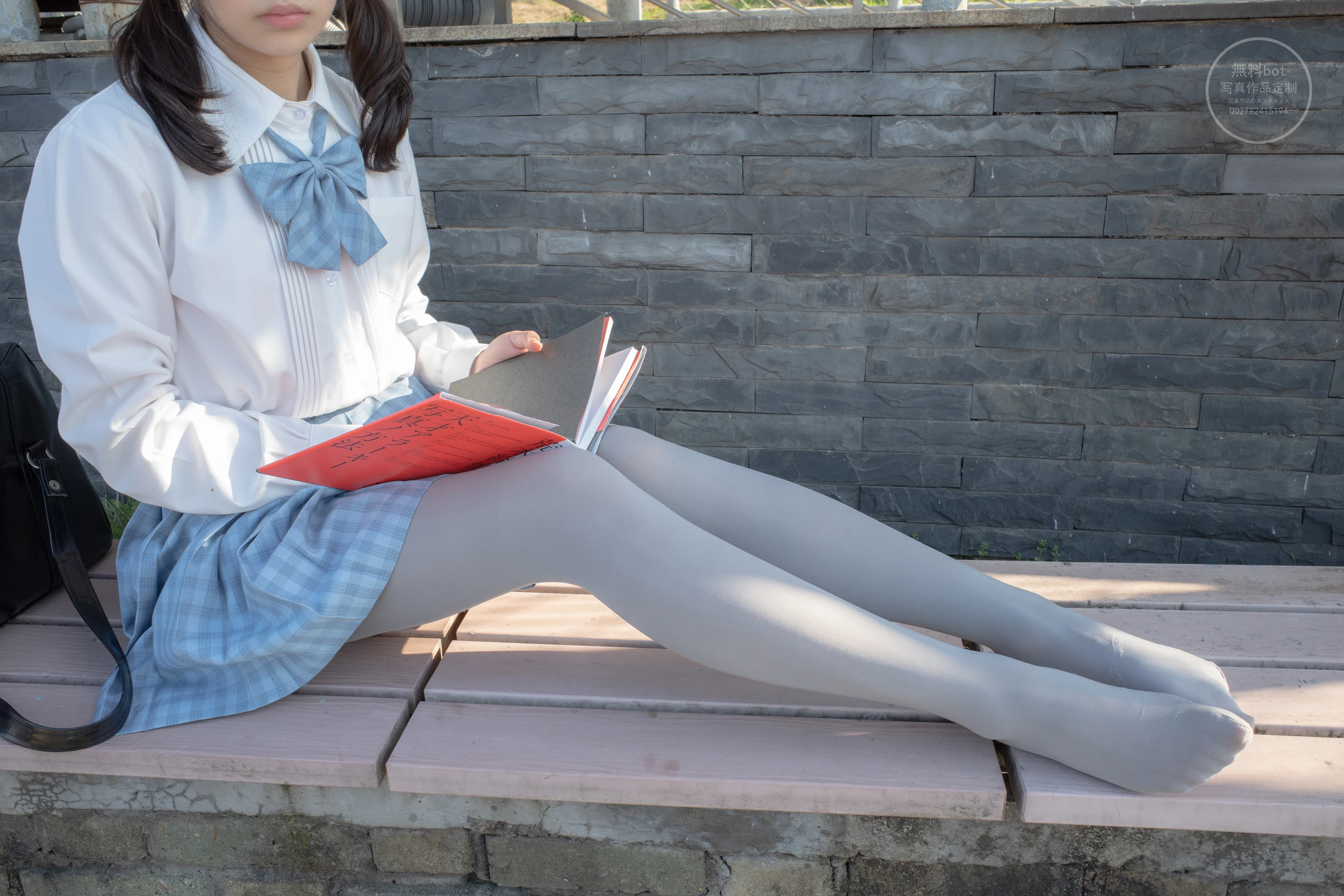 森萝财团 有料 NO.030 小香 户外公园里的JK制服灰丝美腿 [100P]插图1